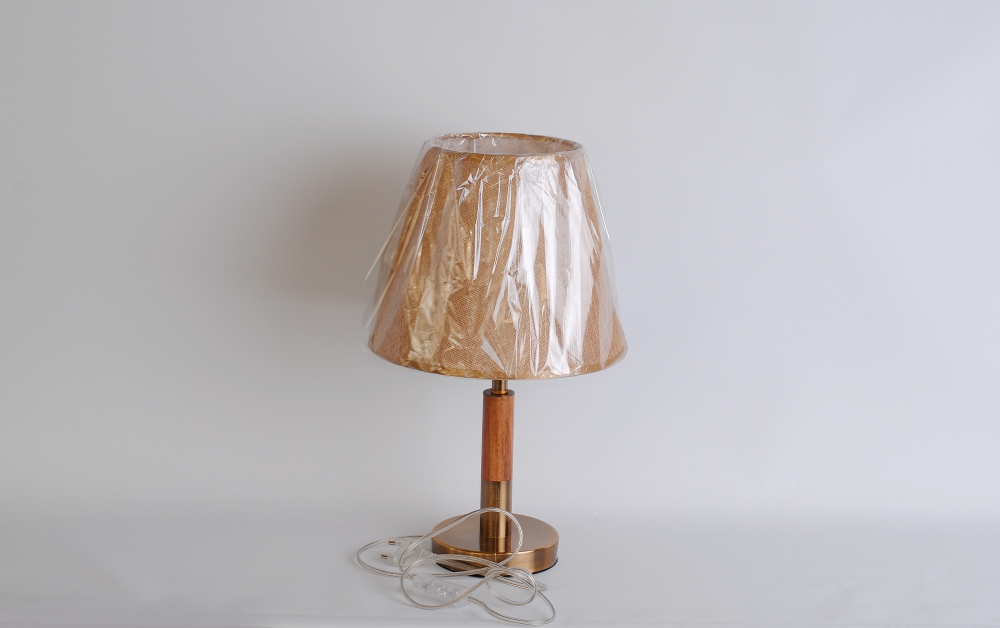 Настолный светильник бронзовый с деревянной вставкой