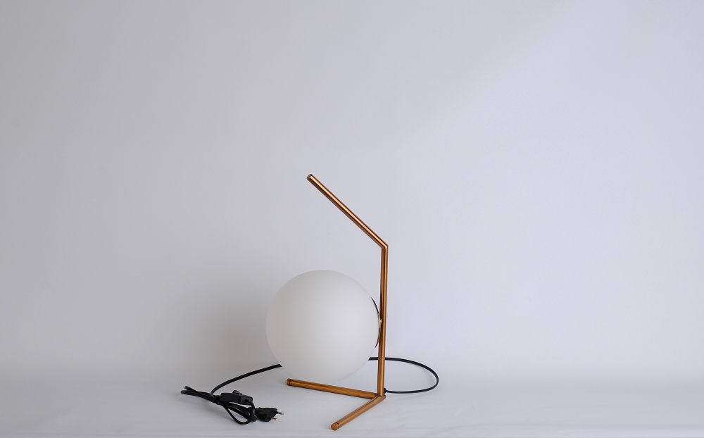 Настольная лампа с плафоном в виде шара
