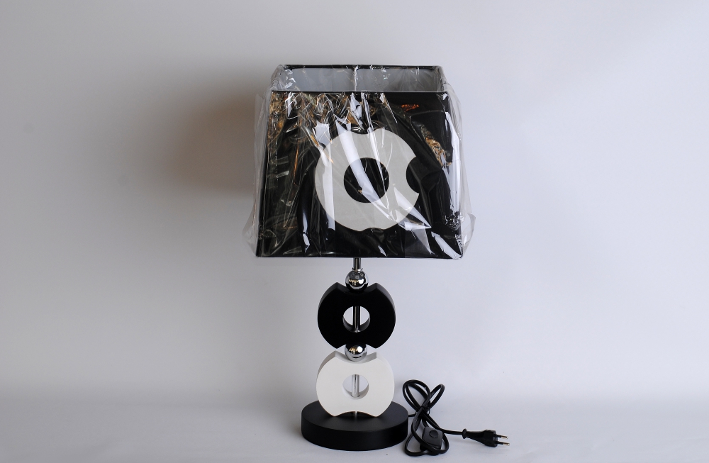 Настольный светильник черно-белый с квадратным абажуром