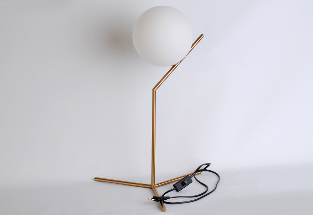 Настольная лампа с плафоном в виде шара 2016