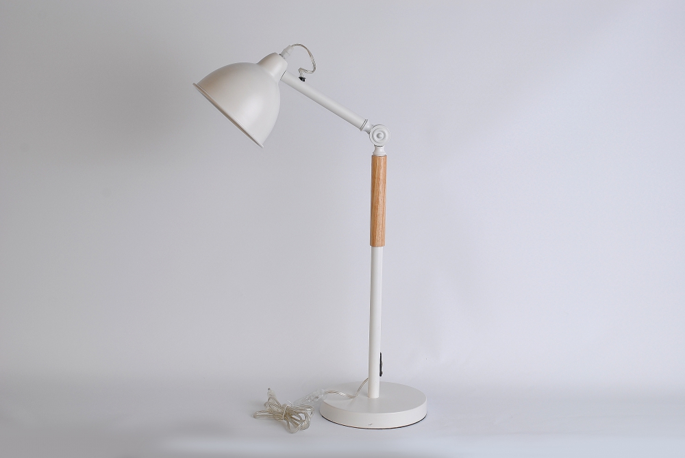 Настольная лампа белая с деревянной вставкой MT517